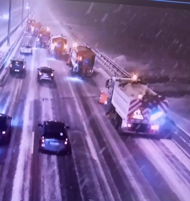 За ночь на ЗСД высыпали более 130 тонн противогололедных материалов За ночь на ЗСД высыпали более 130 тонн противогололедных материалов