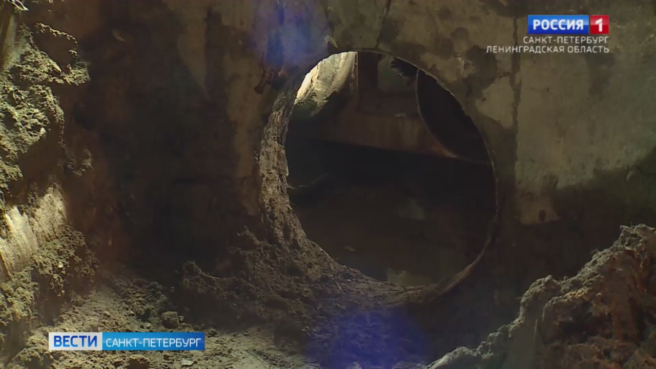 На улице Кораблестроителей аварийная бригада ремонтирует теплопровод