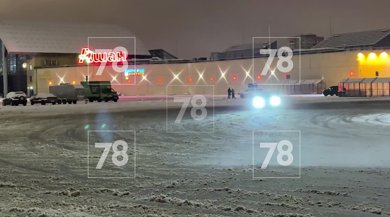 Снег еще не успел покрыть все улицы города, как в Калининском районе собрались дрифтеры