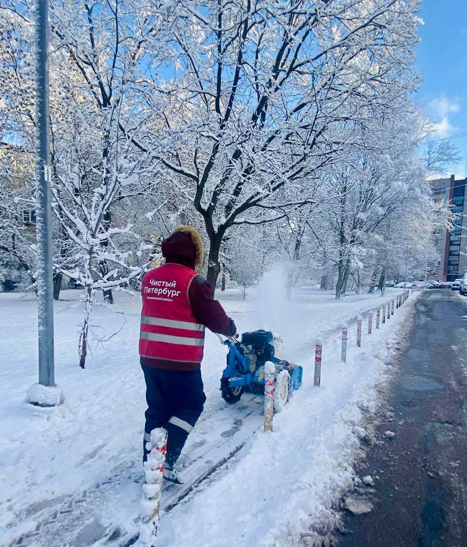 Коммунальные службы города заранее выполнили превентивную обработку дорог и улиц, во избежании появления скользкости Коммунальные службы города заранее выполнили превентивную обработку дорог и улиц, во избежании появления скользкости