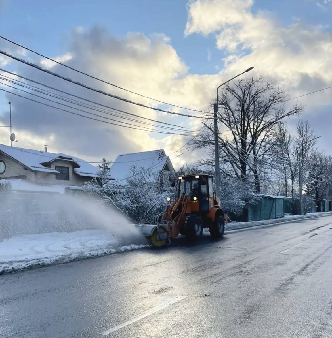 Коммунальные службы города заранее выполнили превентивную обработку дорог и улиц, во избежании появления скользкости Коммунальные службы города заранее выполнили превентивную обработку дорог и улиц, во избежании появления скользкости