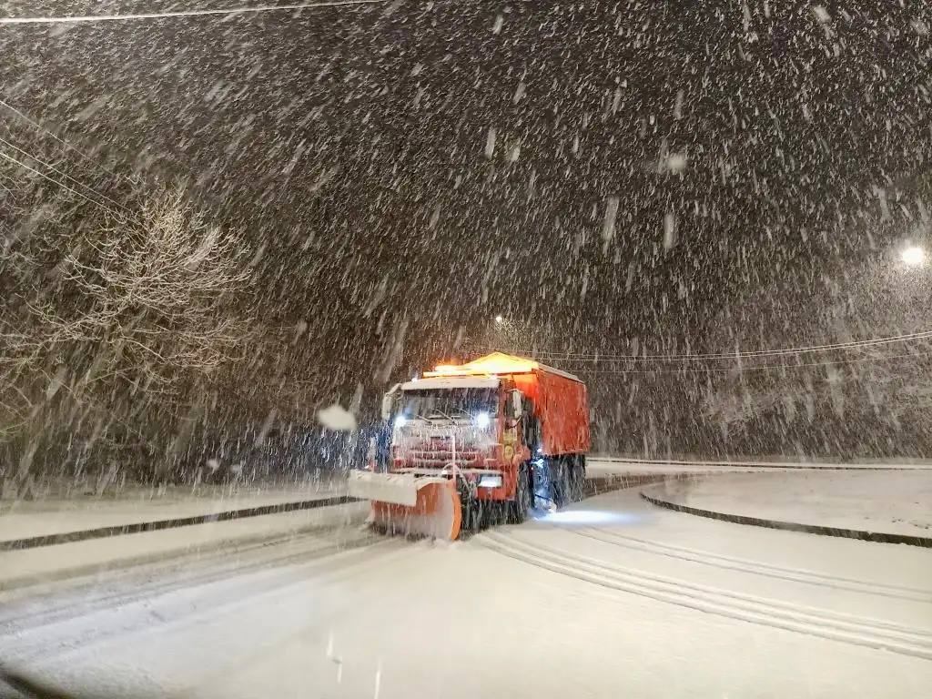 В данный момент в Петербурге работает 607 единиц уборочной техники и более 300 работников