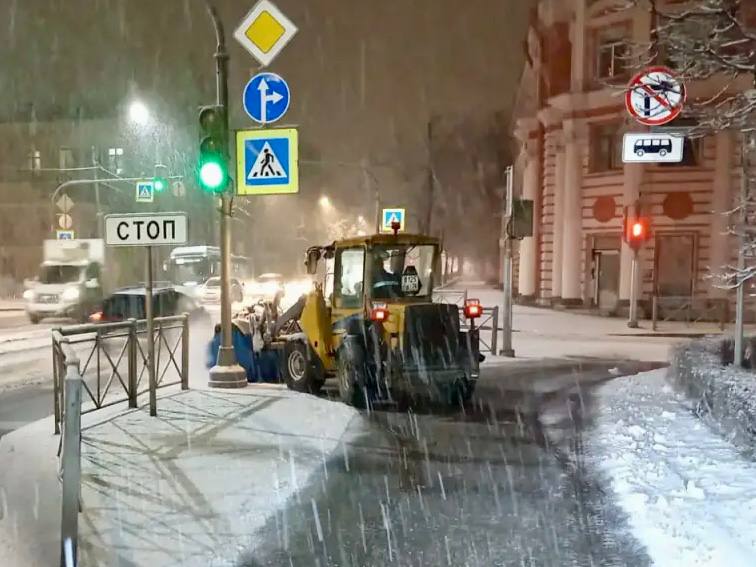 В данный момент в Петербурге работает 607 единиц уборочной техники и более 300 работников В данный момент в Петербурге работает 607 единиц уборочной техники и более 300 работников