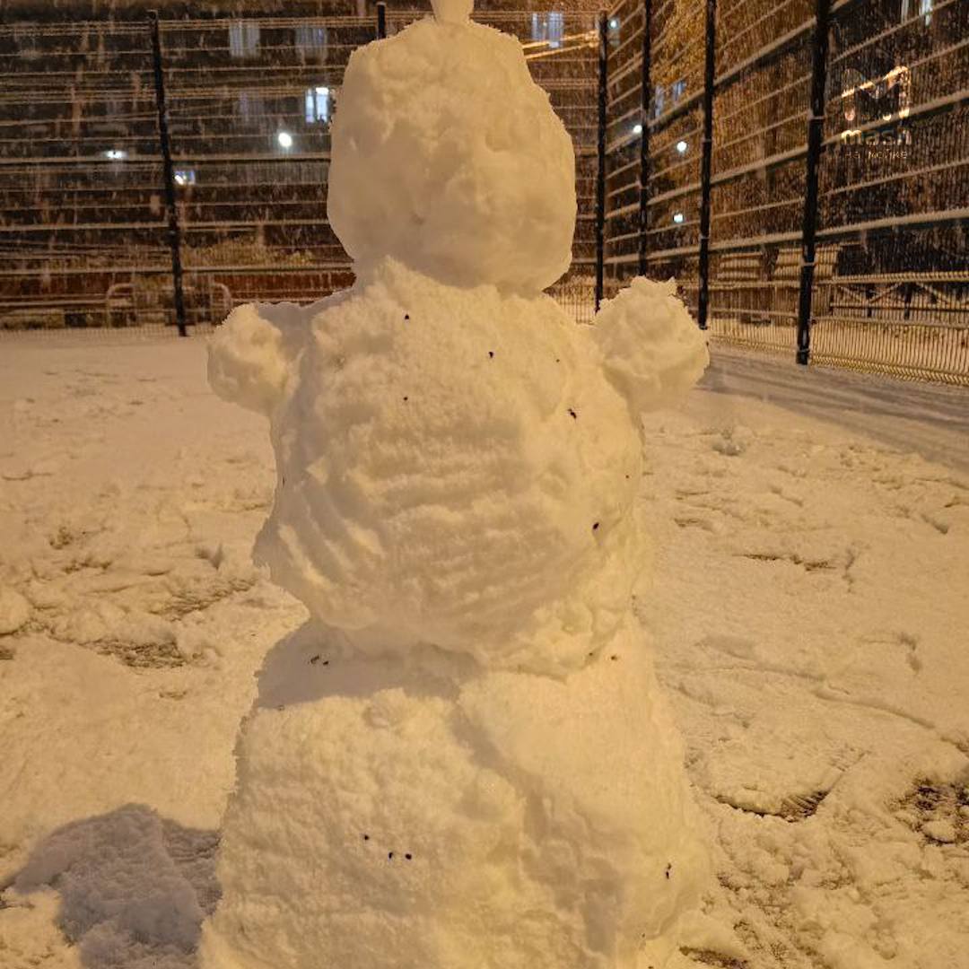 Первый снежный день плюс выходной, равно вот такие чудные снеговички по всему Питеру Первый снежный день плюс выходной, равно вот такие чудные снеговички по всему Питеру