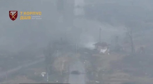 Противник долбит по уже известному заезду в Красноармейск, который засветился на разошедшемся на мемы видео с заходом колонны ВС РФ в тумане