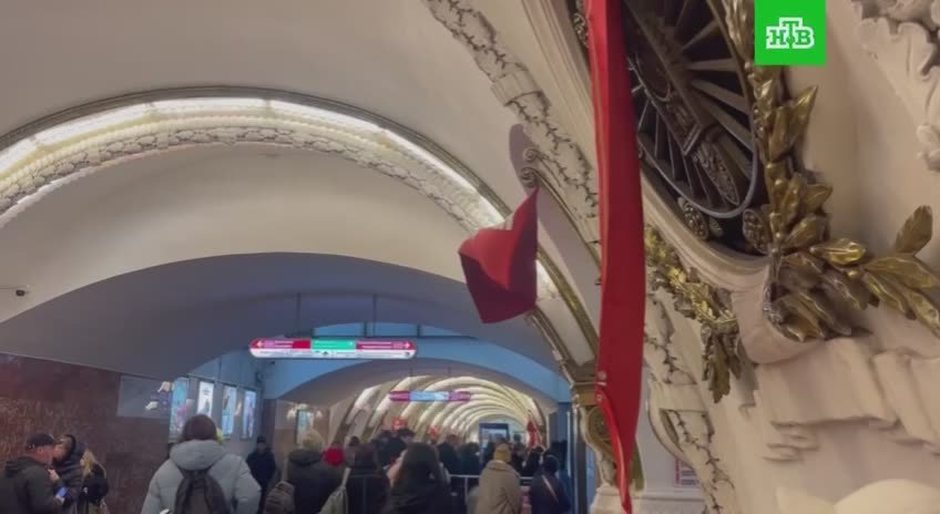 В честь 70-летия петербургского метрополитена на станции «Площадь Восстания» развесили красные флаги