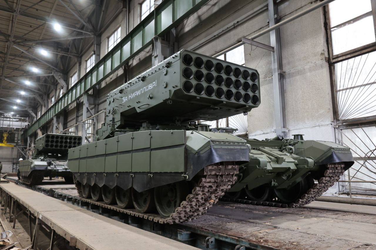 Ростех рапортует, что концерн «Уралвагонзавод» передал Министерству обороны очередную партию тяжелых огнемётных систем ТОС-1А «Солнцепёк» Ростех рапортует, что концерн «Уралвагонзавод» передал Министерству обороны очередную партию тяжелых огнемётных систем ТОС-1А «Солнцепёк»