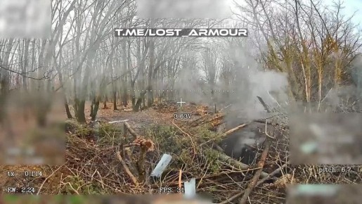 Хирургическая точность!. Оптоволоконный FPV-дрон "КВН" осуществляет объективный контроль применения барражирующего боеприпаса "Ланцет" и осуществляет добивание 155-мм гаубицы FH-70 ВСУ в Сумской области