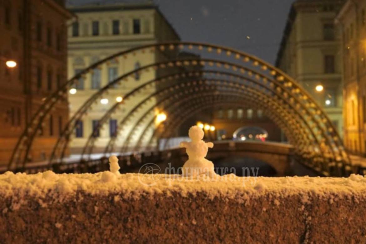 Первая снеговиковая армия этого снежного сезона собирается в разных районах Петербурга, делятся кадрами читатели