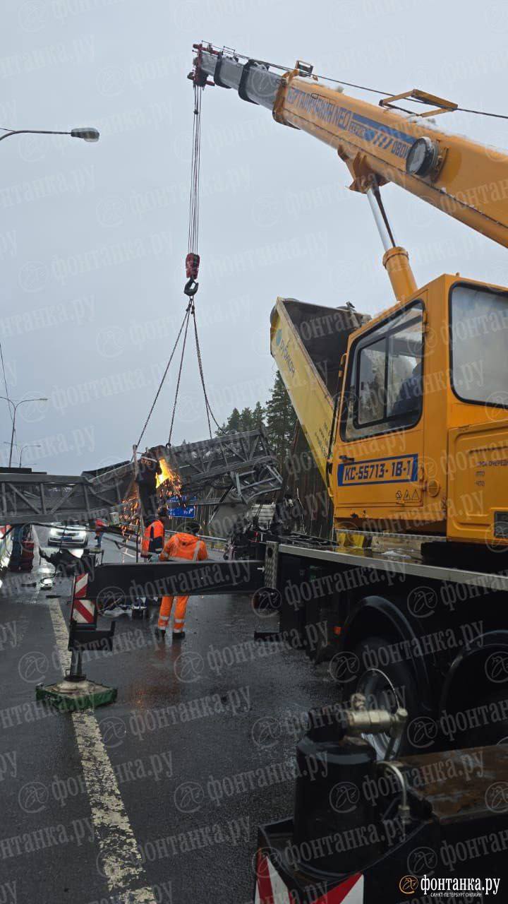 Из-за аварии на 71-м километре А-121 «Сортавала» движение перекрыто в обе стороны — на участке опрокинулся самосвал, который повредил опору системы управления Из-за аварии на 71-м километре А-121 «Сортавала» движение перекрыто в обе стороны — на участке опрокинулся самосвал, который повредил опору системы управления