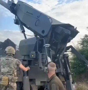 Юрий Баранчик: Эпичные кадры неожиданного визита нашего FPV-дрона к украинскому расчету САУ Богдана