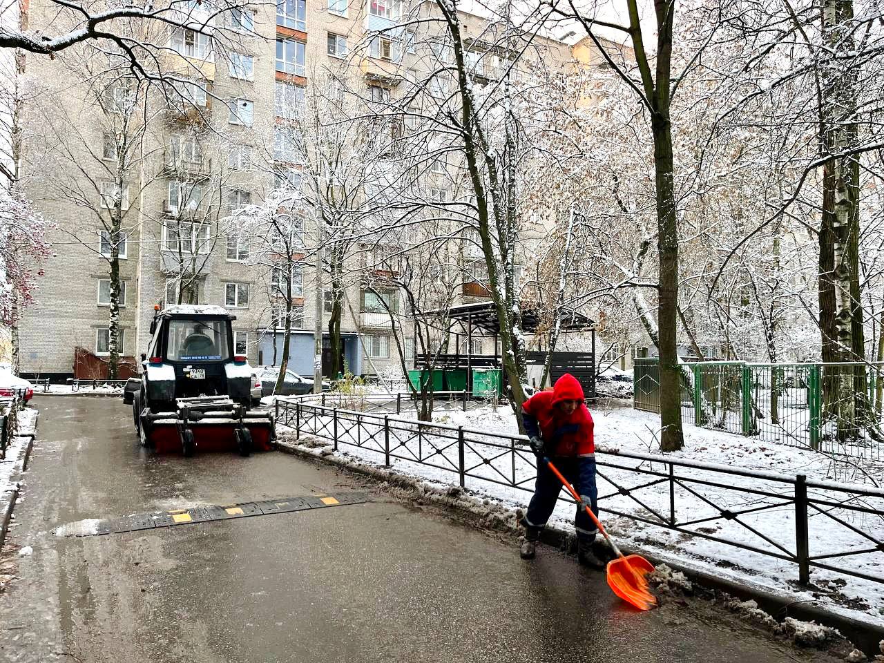 Городские службы продолжают круглосуточно следить за состоянием улично-дорожной сети Городские службы продолжают круглосуточно следить за состоянием улично-дорожной сети