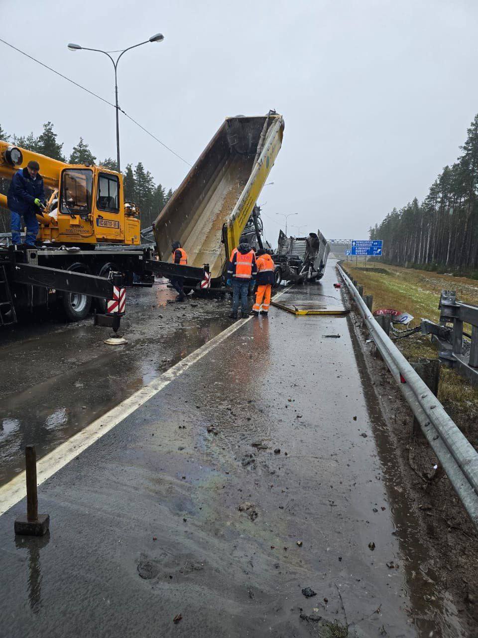 В Петербурге из-за опрокинувшегося самосвала перекрыли трассу «Сортавала» В Петербурге из-за опрокинувшегося самосвала перекрыли трассу «Сортавала»