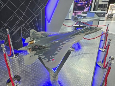 Объединенная авиастроительная корпорация демонстрирует на авиасалоне в Дубае модель Су-57Э с двигателем АЛ-51Ф1 (он же «Изделие 30»)