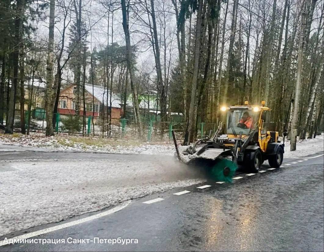 Городские службы убирают выпавший снег и обрабатывают дороги противогололедными материалами по усиленному регламенту, сообщил Евгений Разумишкин Городские службы убирают выпавший снег и обрабатывают дороги противогололедными материалами по усиленному регламенту, сообщил Евгений Разумишкин