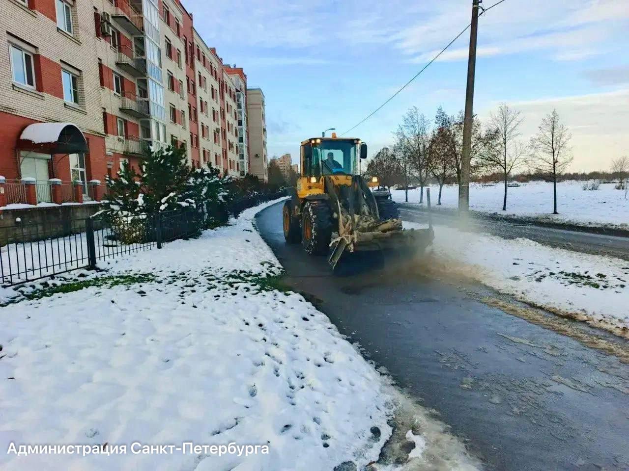 Городские службы убирают выпавший снег и обрабатывают дороги противогололедными материалами по усиленному регламенту, сообщил Евгений Разумишкин Городские службы убирают выпавший снег и обрабатывают дороги противогололедными материалами по усиленному регламенту, сообщил Евгений Разумишкин