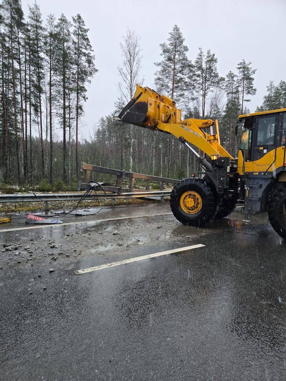 В Петербурге из-за опрокинувшегося самосвала перекрыли трассу «Сортавала» В Петербурге из-за опрокинувшегося самосвала перекрыли трассу «Сортавала»