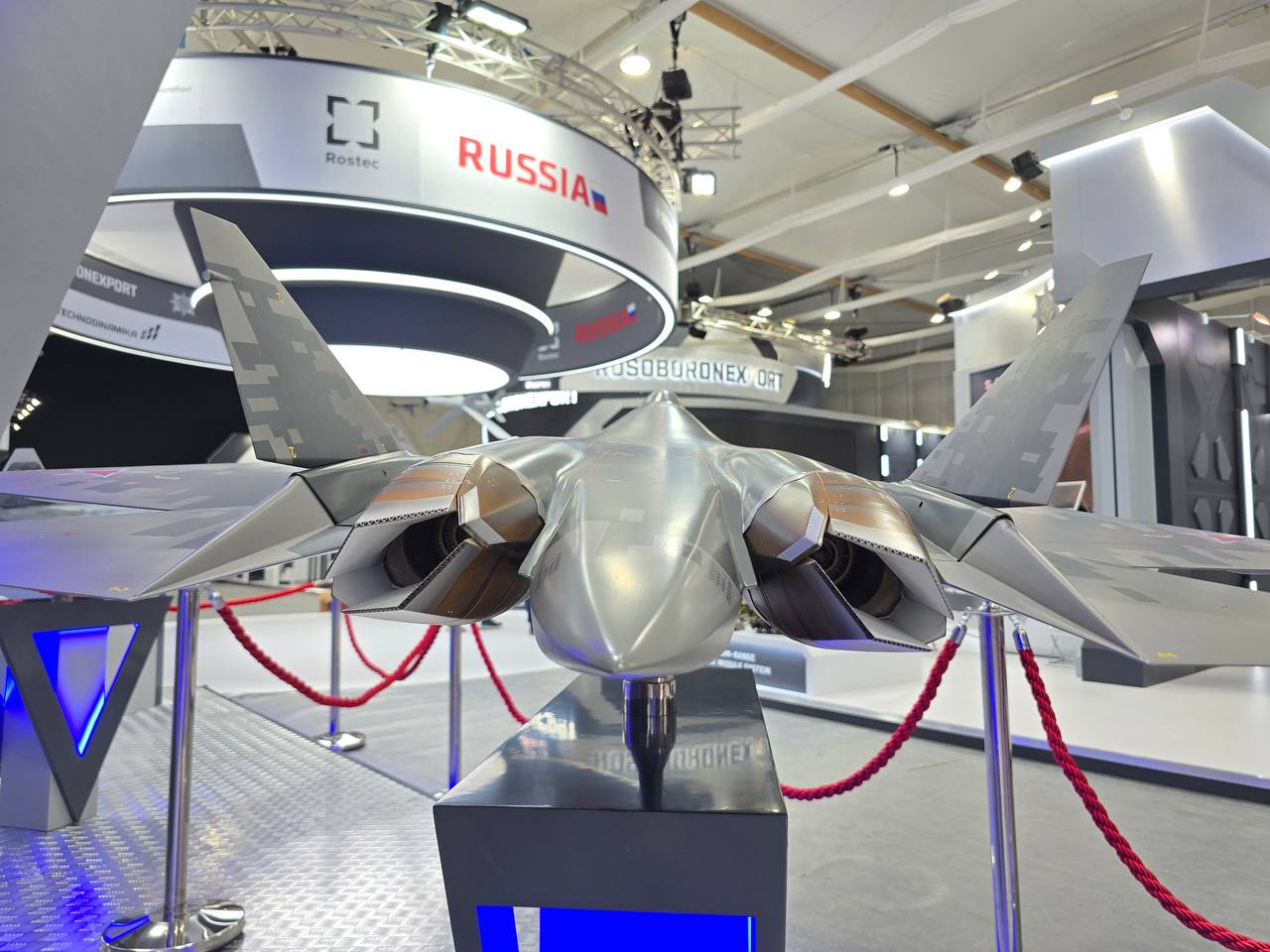 Объединенная авиастроительная корпорация демонстрирует на авиасалоне в Дубае модель Су-57Э с двигателем АЛ-51Ф1 (он же «Изделие 30») Объединенная авиастроительная корпорация демонстрирует на авиасалоне в Дубае модель Су-57Э с двигателем АЛ-51Ф1 (он же «Изделие 30»)