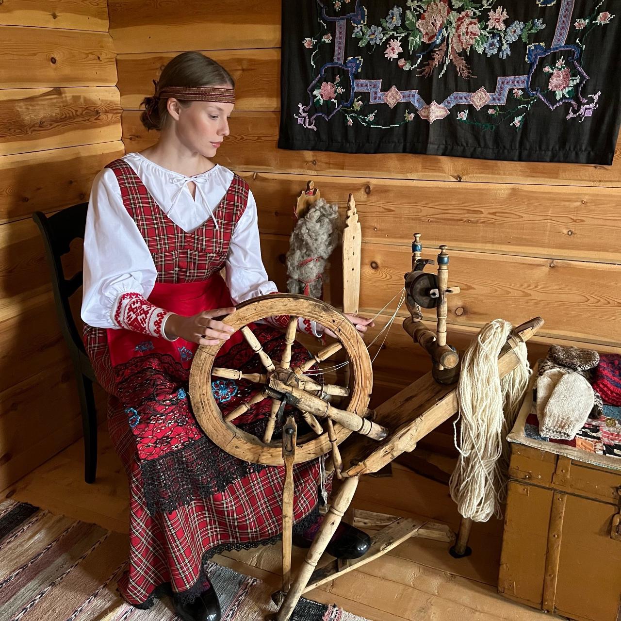 Живую историю,. хранят три музея в старинном поморском селе Варзуга Живую историю,. хранят три музея в старинном поморском селе Варзуга