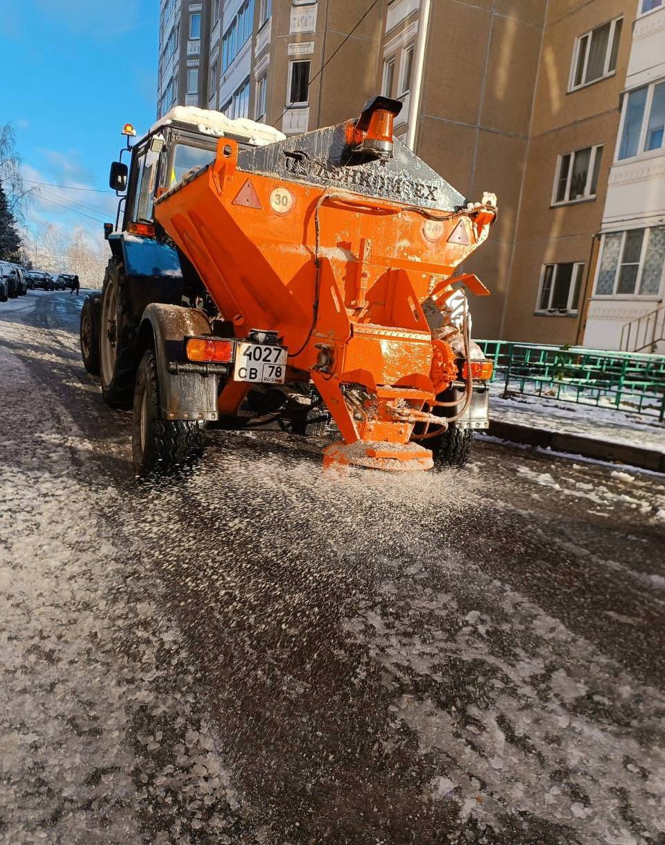 В выходные у нас прошел первый снегопад. И сегодня на дорогах всю ночь работала техника и сотрудники коммунальных служб. Отдельное внимание уделили очистке пешеходных дорожек, тротуаров, подходов к остановкам общественного... В выходные у нас прошел первый снегопад. И сегодня на дорогах всю ночь работала техника и сотрудники коммунальных служб. Отдельное внимание уделили очистке пешеходных дорожек, тротуаров, подходов к остановкам общественного...