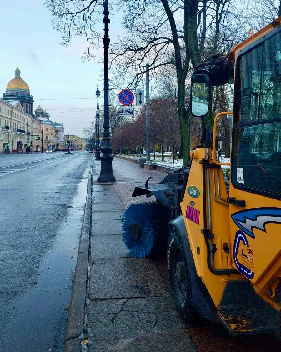 Городские службы продолжают круглосуточно следить за состоянием улично-дорожной сети