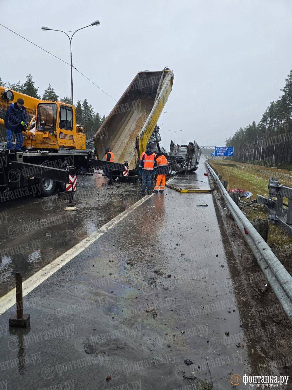 Из-за аварии на 71-м километре А-121 «Сортавала» движение перекрыто в обе стороны — на участке опрокинулся самосвал, который повредил опору системы управления Из-за аварии на 71-м километре А-121 «Сортавала» движение перекрыто в обе стороны — на участке опрокинулся самосвал, который повредил опору системы управления