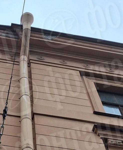 Воскресным днем в Петербурге падает не только снег Воскресным днем в Петербурге падает не только снег