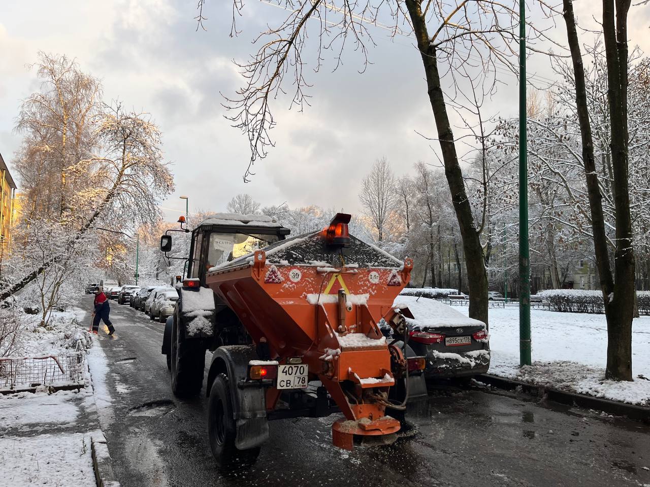 В выходные у нас прошел первый снегопад. И сегодня на дорогах всю ночь работала техника и сотрудники коммунальных служб. Отдельное внимание уделили очистке пешеходных дорожек, тротуаров, подходов к остановкам общественного... В выходные у нас прошел первый снегопад. И сегодня на дорогах всю ночь работала техника и сотрудники коммунальных служб. Отдельное внимание уделили очистке пешеходных дорожек, тротуаров, подходов к остановкам общественного...