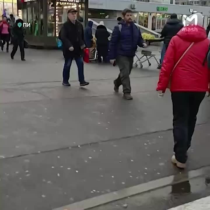 Преждевременный джингл-беллс случился у метро "Пионерская" — торговцы пытаются толкнуть народу тележки мандаринов, пока их не отновогодила полиция