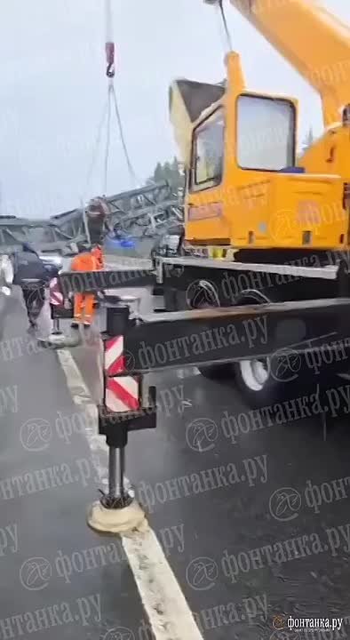 Из-за аварии на 71-м километре А-121 «Сортавала» движение перекрыто в обе стороны — на участке опрокинулся самосвал, который повредил опору системы управления