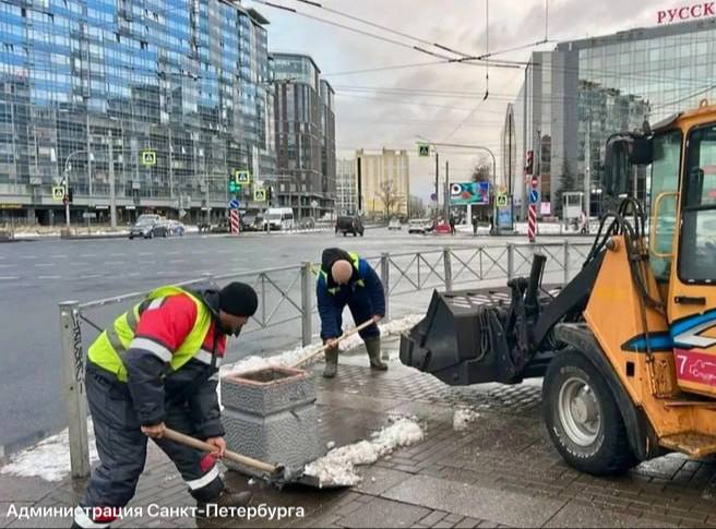 Городские службы убирают выпавший снег и обрабатывают дороги противогололедными материалами по усиленному регламенту, сообщил Евгений Разумишкин