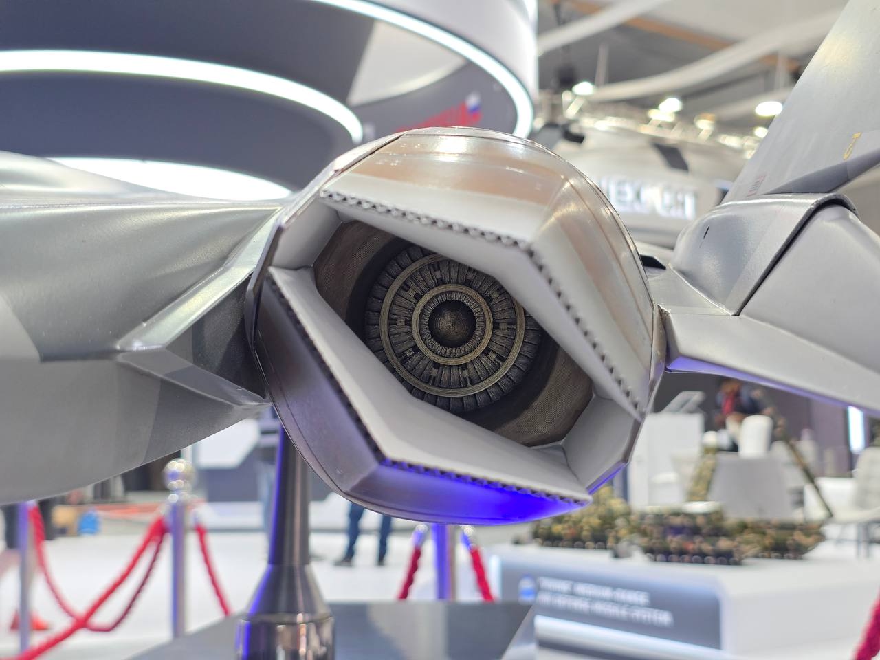 Объединенная авиастроительная корпорация демонстрирует на авиасалоне в Дубае модель Су-57Э с двигателем АЛ-51Ф1 (он же «Изделие 30») Объединенная авиастроительная корпорация демонстрирует на авиасалоне в Дубае модель Су-57Э с двигателем АЛ-51Ф1 (он же «Изделие 30»)