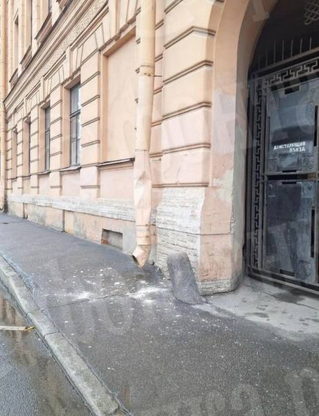 Воскресным днем в Петербурге падает не только снег