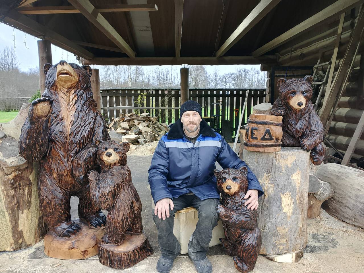 Мишки в лесу. Семейство забавных медведей поселилось в Приморском парке Соснового бора по инициативе местного предпринимателя Мишки в лесу. Семейство забавных медведей поселилось в Приморском парке Соснового бора по инициативе местного предпринимателя