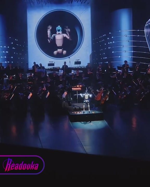 Робот-дирижер возглавил оркестр в Питере