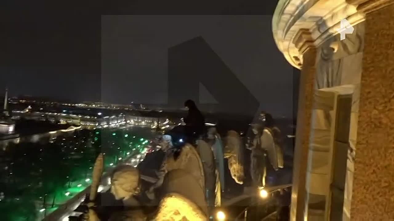 Питерские руферы "отметили" первый снег, забравшись на Исаакиевский собор