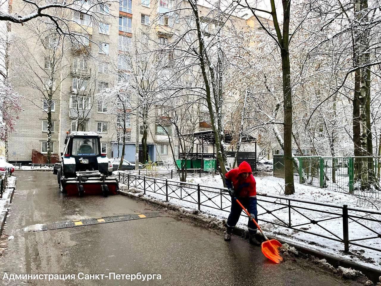 Городские службы убирают выпавший снег и обрабатывают дороги противогололедными материалами по усиленному регламенту, сообщил Евгений Разумишкин Городские службы убирают выпавший снег и обрабатывают дороги противогололедными материалами по усиленному регламенту, сообщил Евгений Разумишкин