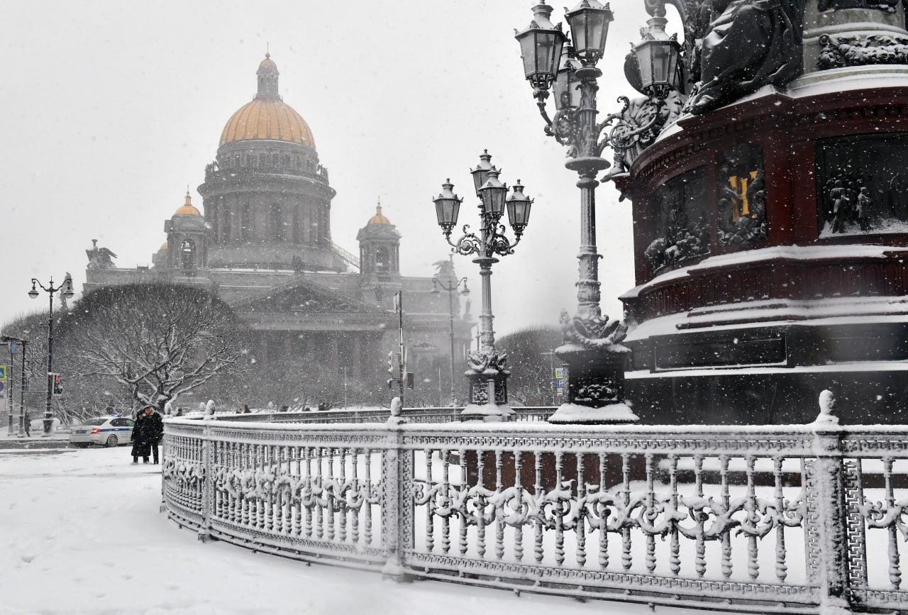 Самый сильный за последние дни снегопад накроет Петербург 18 ноября