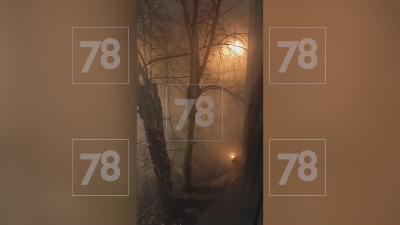 Рабочие переводят подачу горячей воды и тепла на резервную схему после прорыва трубы на Павловской улице