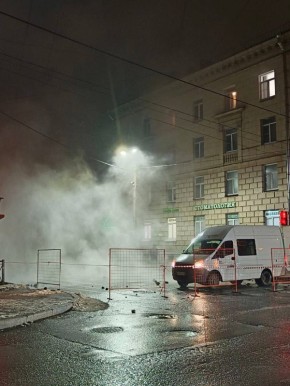 Трубу с кипятком прорвало на Павловской улице в Колпино