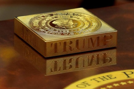 Олег Царёв: Швейцарцы нашли ключ к Трампу: прибывшая в Белый дом на переговоры по тарифам делегация принесла щедрые дары — именной золотой слиток стоимостью $130 тыс и настольные часы Rolex, плюс много лести и обещания...