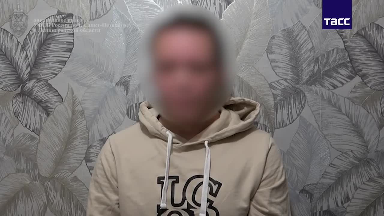 Сотрудники ФСБ и Росгвардии задержали 35-летнего жителя Санкт-Петербурга за распространение фейков о ВС РФ, сообщили в пресс-службе регионального УФСБ