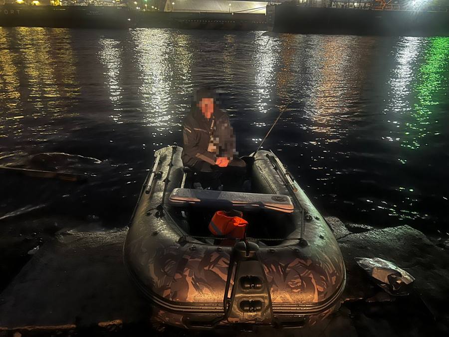 В акваториях Санкт-Петербурга сотрудниками водной полиции выявлены судоводители, осуществляющие выход на воду на маломерных судах в период закрытия навигации В акваториях Санкт-Петербурга сотрудниками водной полиции выявлены судоводители, осуществляющие выход на воду на маломерных судах в период закрытия навигации