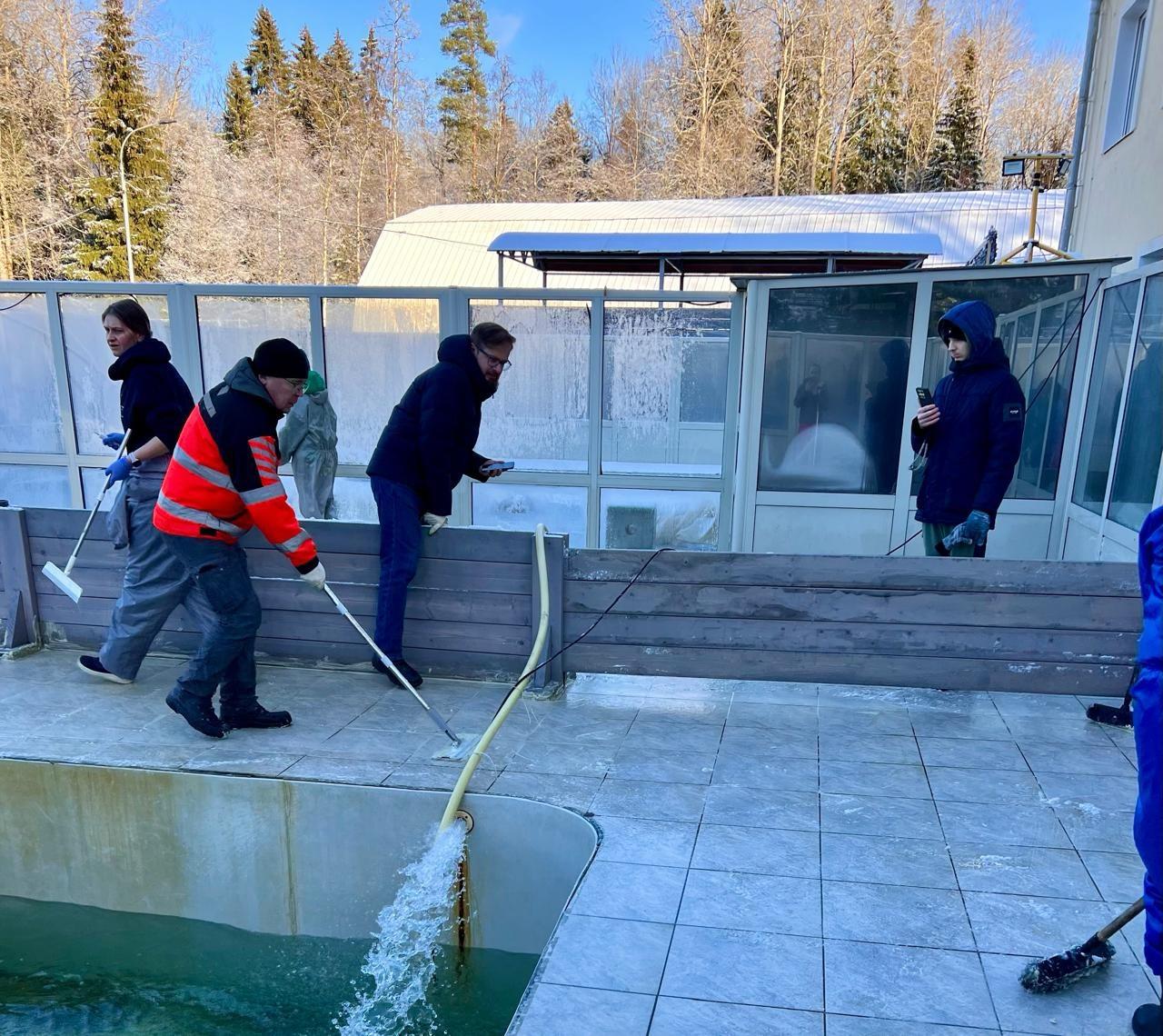 Волонтеры провели субботник в Центре изучения морских млекопитающих в Репино Волонтеры провели субботник в Центре изучения морских млекопитающих в Репино