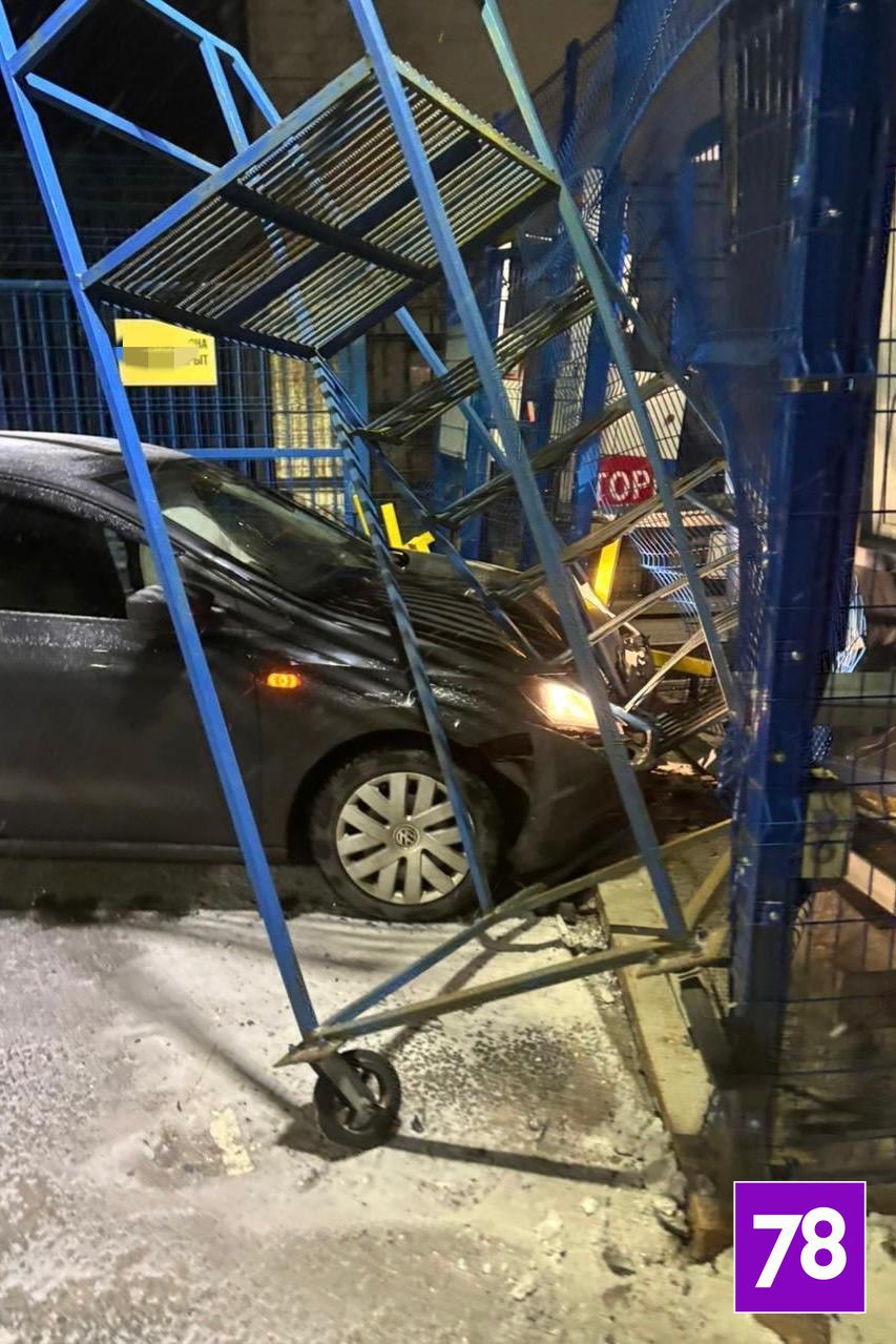 В Ленобласти лишённый прав мужчина протаранил пост охраны энергетического предприятия В Ленобласти лишённый прав мужчина протаранил пост охраны энергетического предприятия