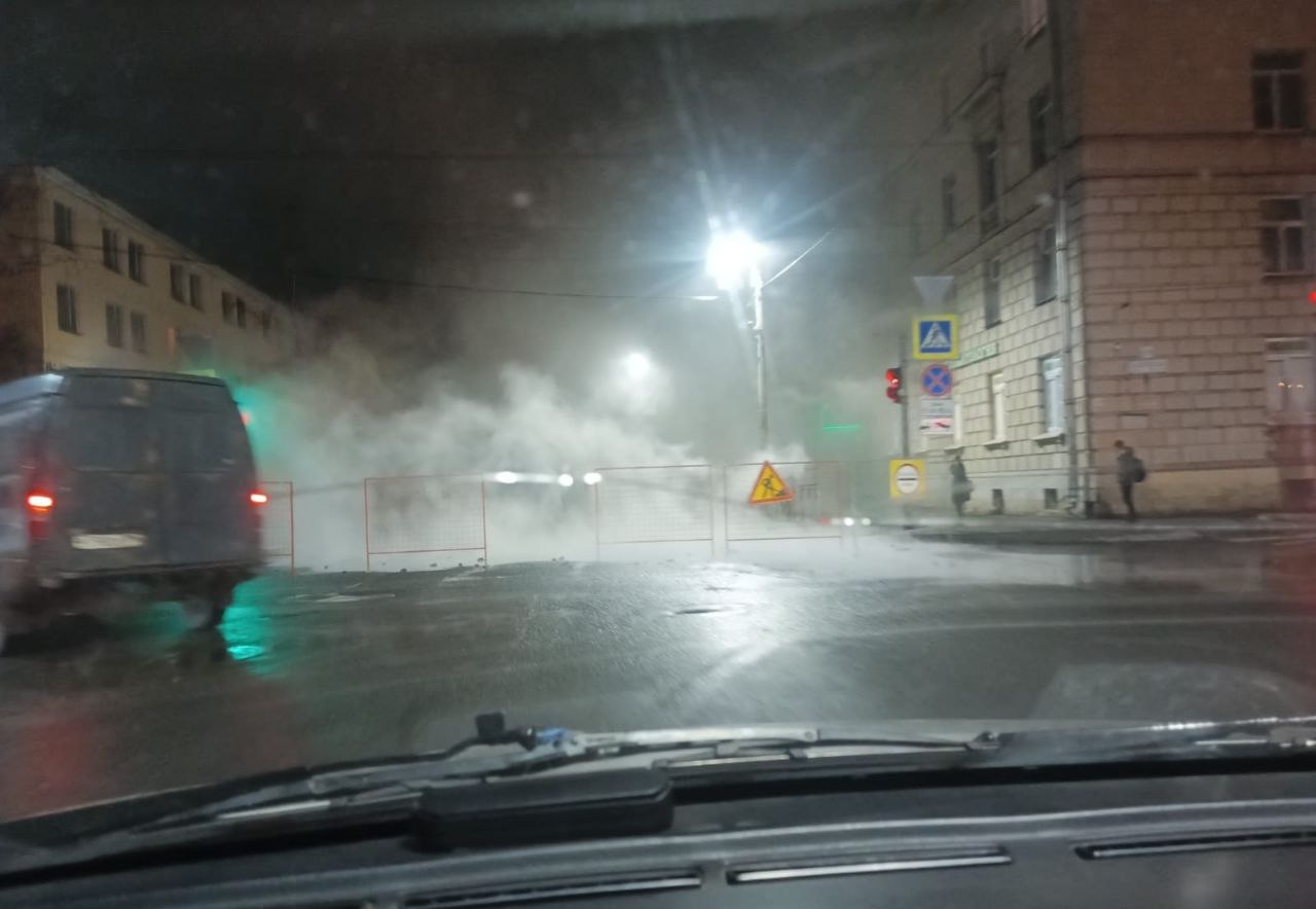 Улицу Братьев Радченко заволокло паром из-за прорыва трубы Улицу Братьев Радченко заволокло паром из-за прорыва трубы