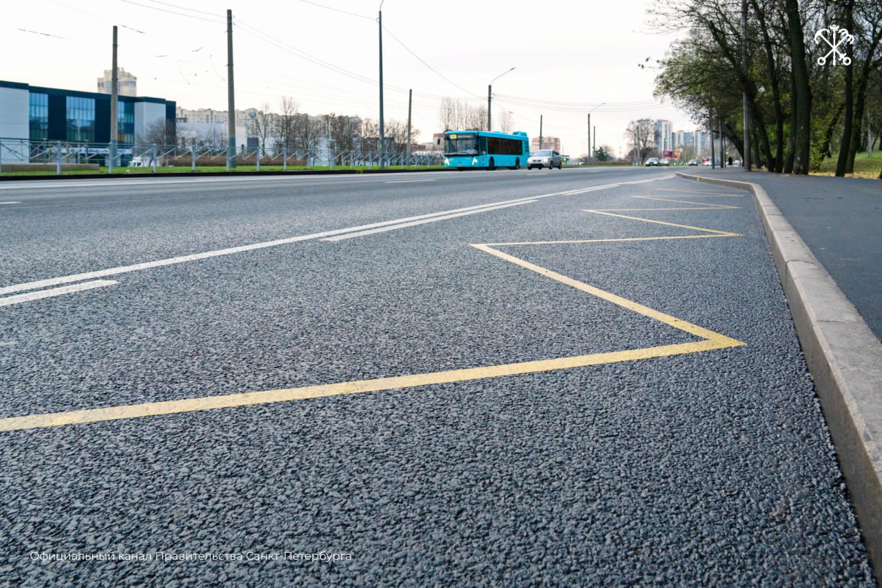 На проспекте Стачек завершили благоустройство после масштабного ремонта дороги