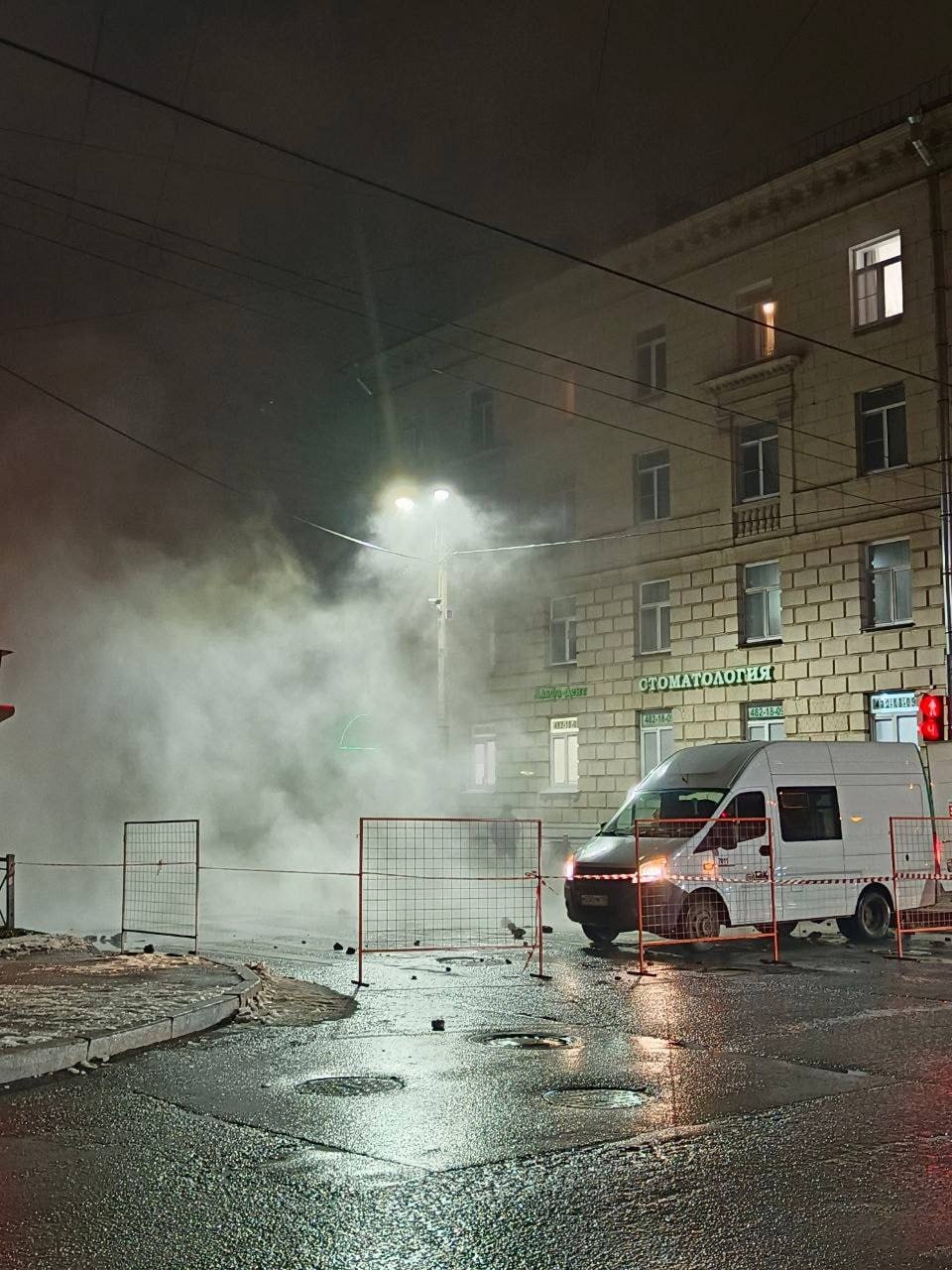 Улицу Братьев Радченко заволокло паром из-за прорыва трубы