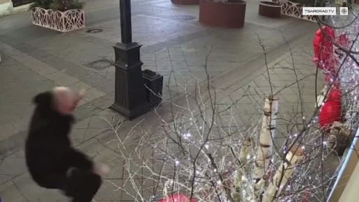 Эмоциональные качели в действии: пьяный мужик избил мирно стоявшие матрёшки, а после стырил одну из них