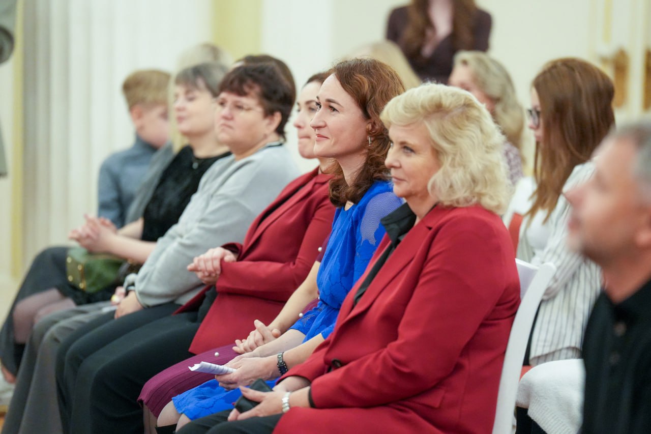 Открылась выставка «Муза особенного Петербурга», посвящённая матерям детей, страдающих тяжёлыми неизлечимыми и орфанными заболеваниями Открылась выставка «Муза особенного Петербурга», посвящённая матерям детей, страдающих тяжёлыми неизлечимыми и орфанными заболеваниями